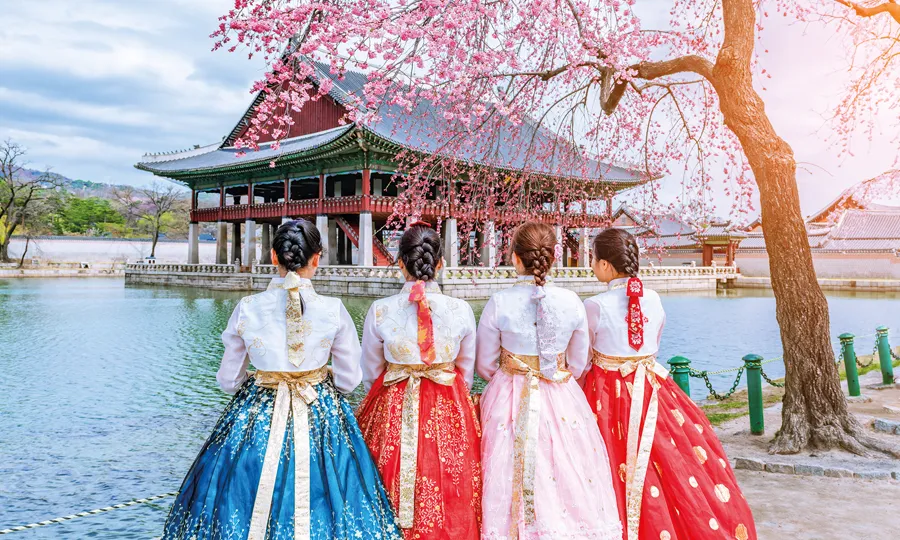 Quatre femmes coréennes devant un temple de la ville de Séoul en Corée du Sud