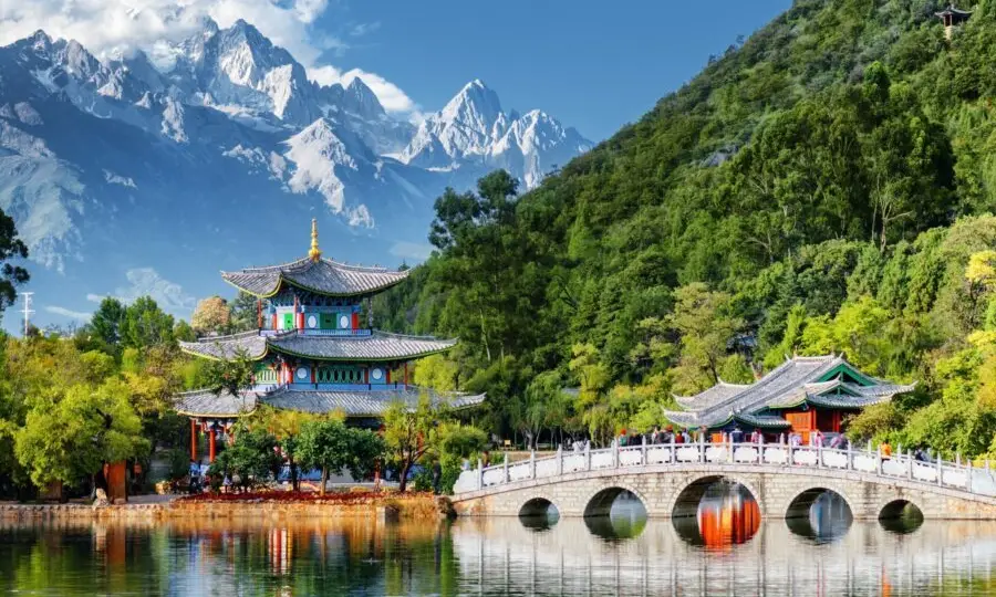 Temple au bord d'un lac en Chine
