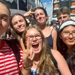 séjour linguistique à Londres - groupe d'ados dans les rue de Londres