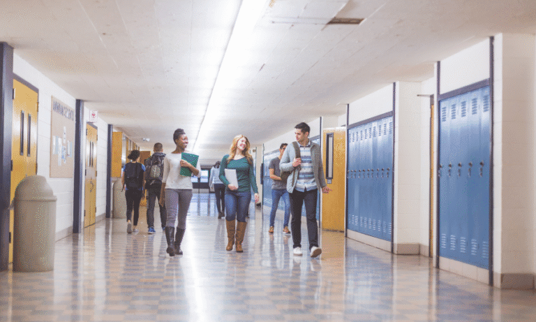 Ados marchent dans le couloir d'un lycée américain